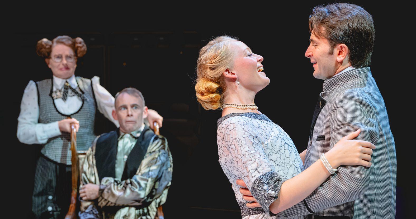 grandbabylonhotel-embrace