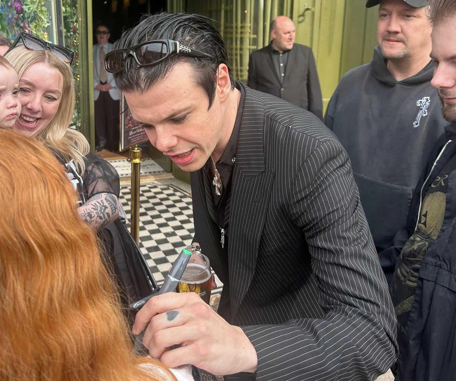 yungblud-signingautographs-edit