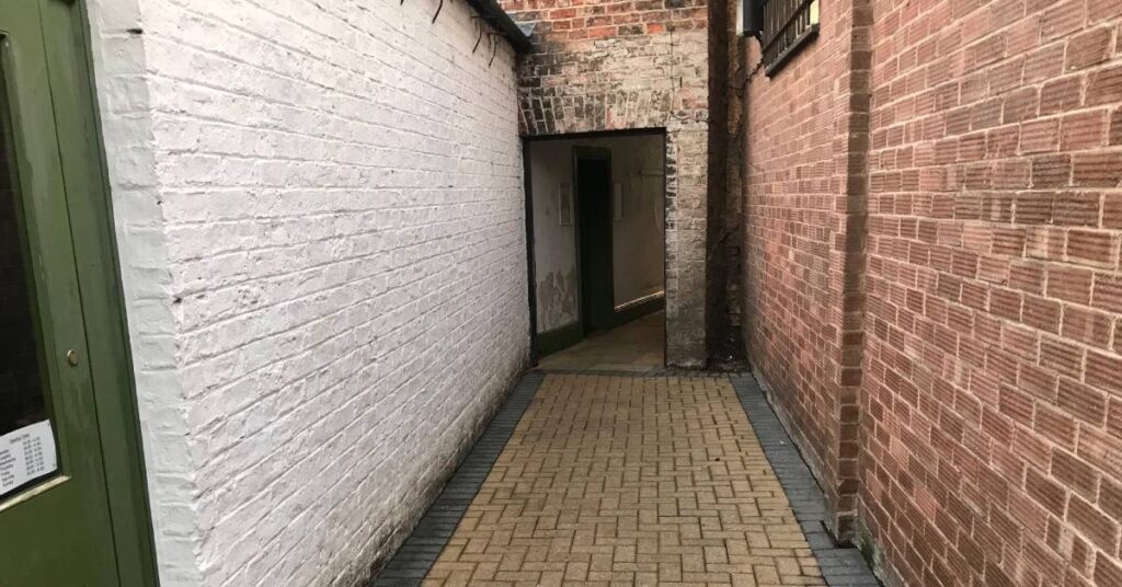 Photo of alley between Oliver's Pantry and Halls