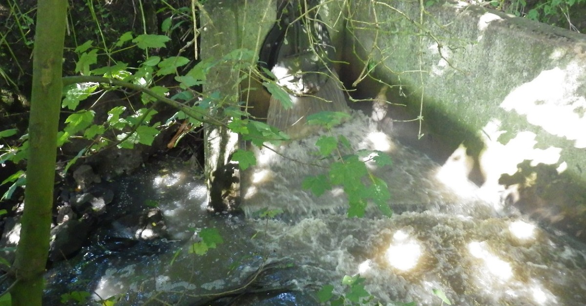 A photo of polluted water flowing into Hookstone Beck.